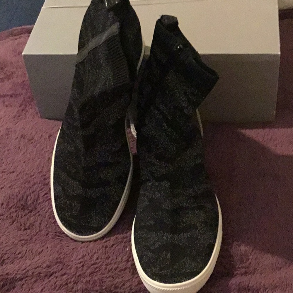 NWT DKNY Cali Knot Black & White Women’s Sneakers